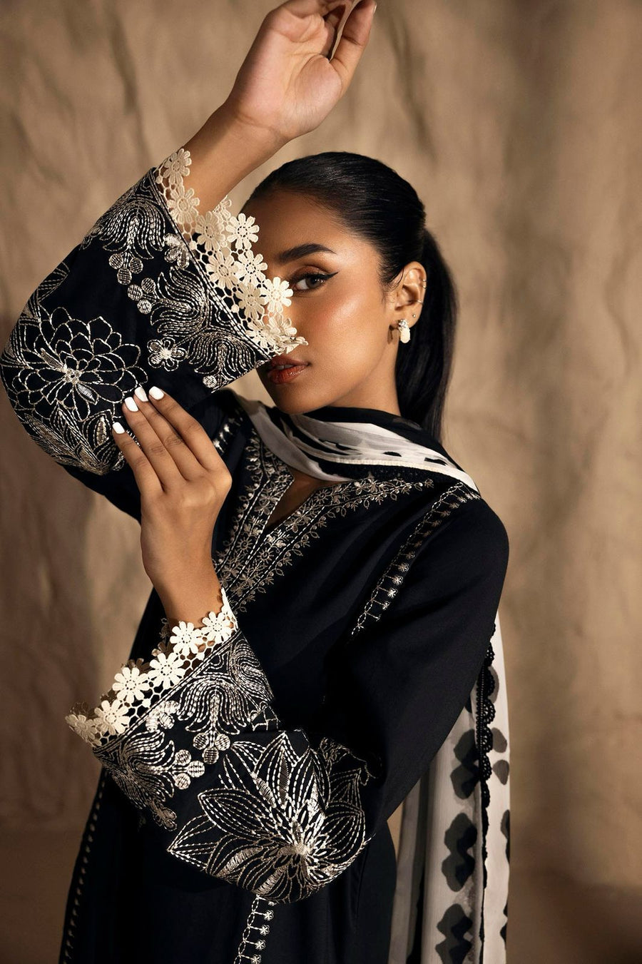 Sana Safinaz- Lawn 3 PC Embroidery with swiss bana Dora voil digital print Duppata